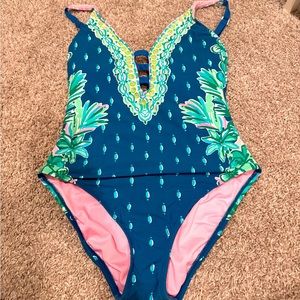 GUC Lilly Pulitzer size 8 swim suit. Jansen style. Minimal pilling on bum.